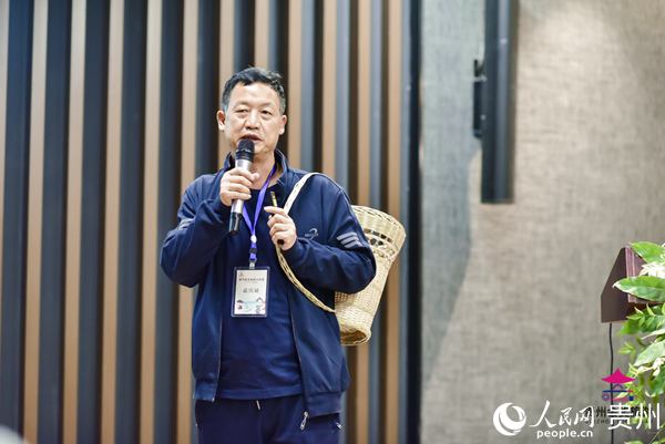 圖為楊祖華在貴陽旅游講座上推介背簍。