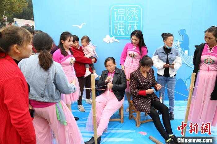 现场展示的传统渔网制作技艺?！⊥粼苍?摄