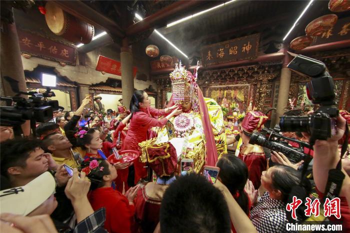 图为妈祖金身回宫安座。　林春盛 摄