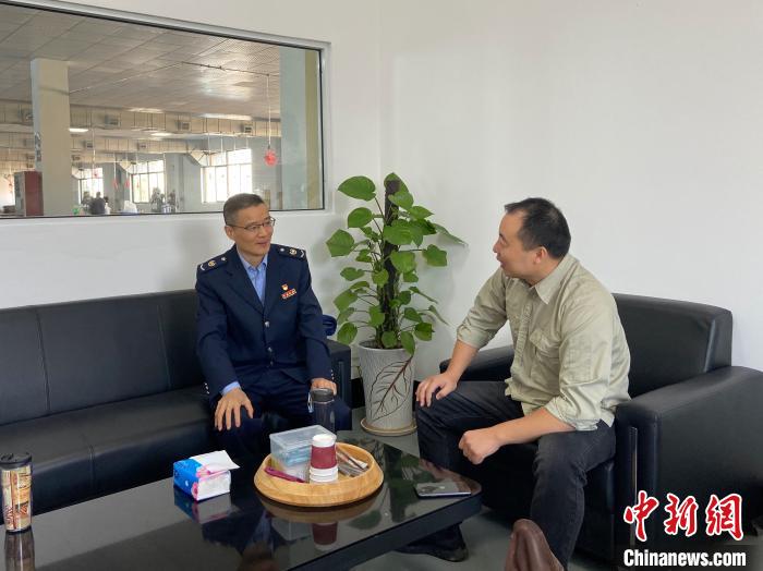绍兴市上虞区税务工作人员进企业?！∩嫌菟拔窬止┩?摄