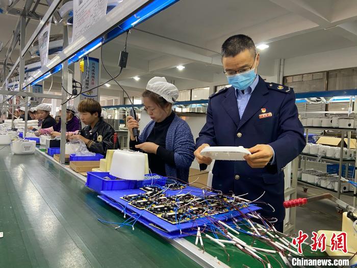 绍兴市上虞区税务工作人员进企业?！∩嫌菟拔窬止┩?摄