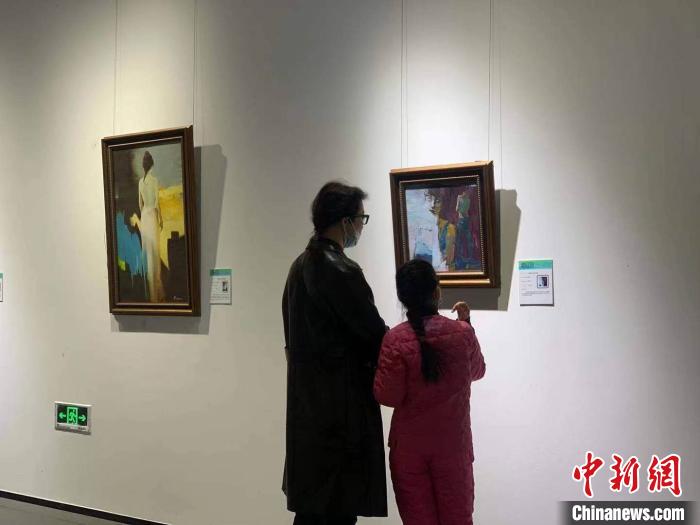 “2021年中俄油画艺术展”开幕。　刘锡菊 摄
