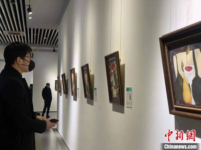 此次画展的作品呈现了中俄两国的社会人文、风土人情和自然风光?！×跷?摄