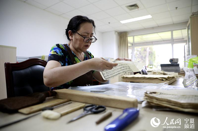 修复古籍的工具整齐排列在桌角。人民网 高嘉蔚摄